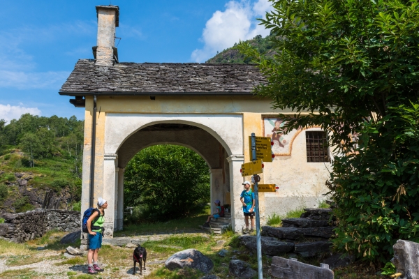 Châtaignes, escaliers et rustici dans le Tessin