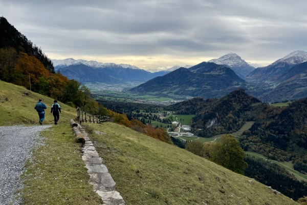 Feurige Herbstwanderung in Liechtenstein mit Aussicht aufs Rheintal