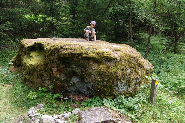 Zum Stein der Kinder in Nax