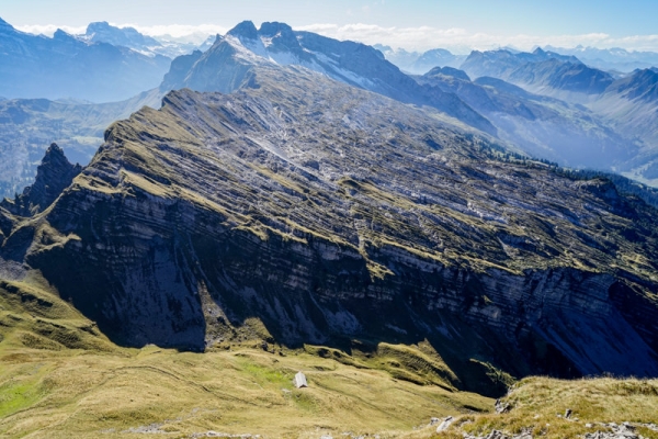 Sommet aérien, arêtes saillantes et ciel infini