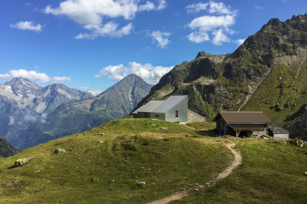 Un lac de montagne sous haute garde