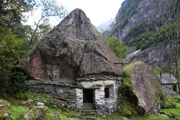 Dans une vallée escarpée