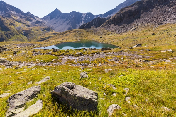 Steinig ins Val Tisch