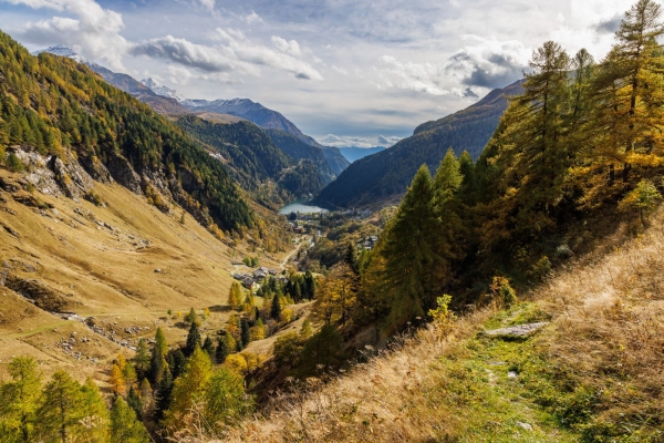 Sur la Via Spluga, traverser une gorge étroite pour atteindre le col du Splügen