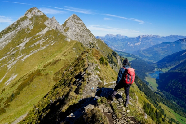 Sommet aérien, arêtes saillantes et ciel infini