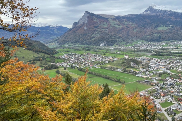 Feurige Herbstwanderung in Lichtenstein mit Aussicht aufs Rheintal