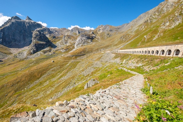 Alpine, geschichtsträchtige Wanderung beim Grossen St. Bernhard