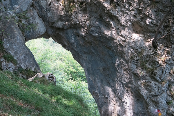 Une porte dans la roche