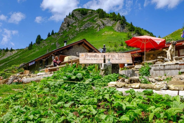 Randonnée en montagne panoramique: Vers les lacs du Pic Chaussy