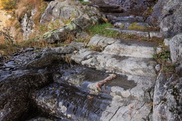 Auf der Via Spluga durch eine enge Schlucht zum Splügenpass