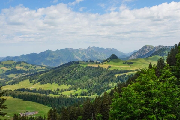 Randonnée en montagne panoramique: Vers les lacs du Pic Chaussy