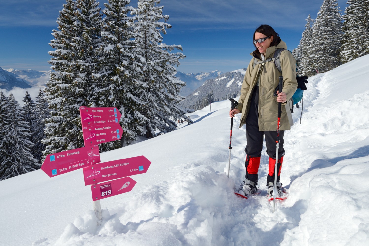 Punkt 1502 und die vielen Schneeschuhpfade, die von hier aus begangen werden können. Der Wegweiser ist fast eingeschneit.