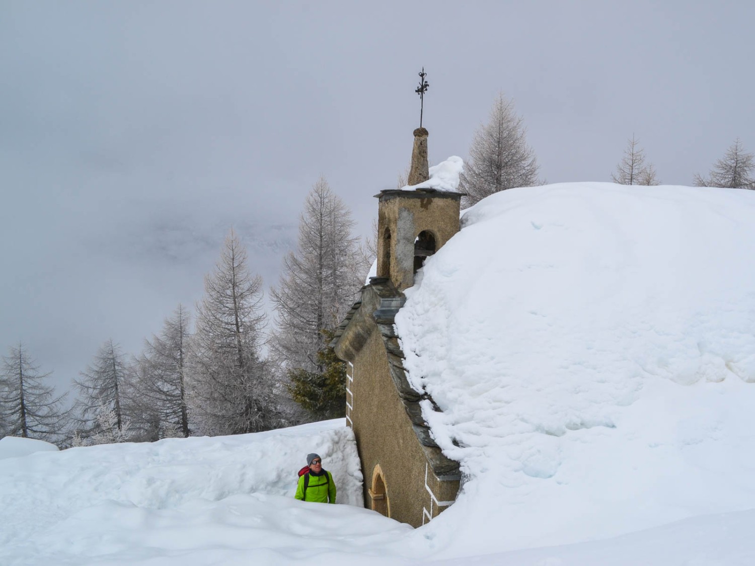 Meterhoher Schnee bei einer kleinen Kapelle. Bild: Sabine Joss