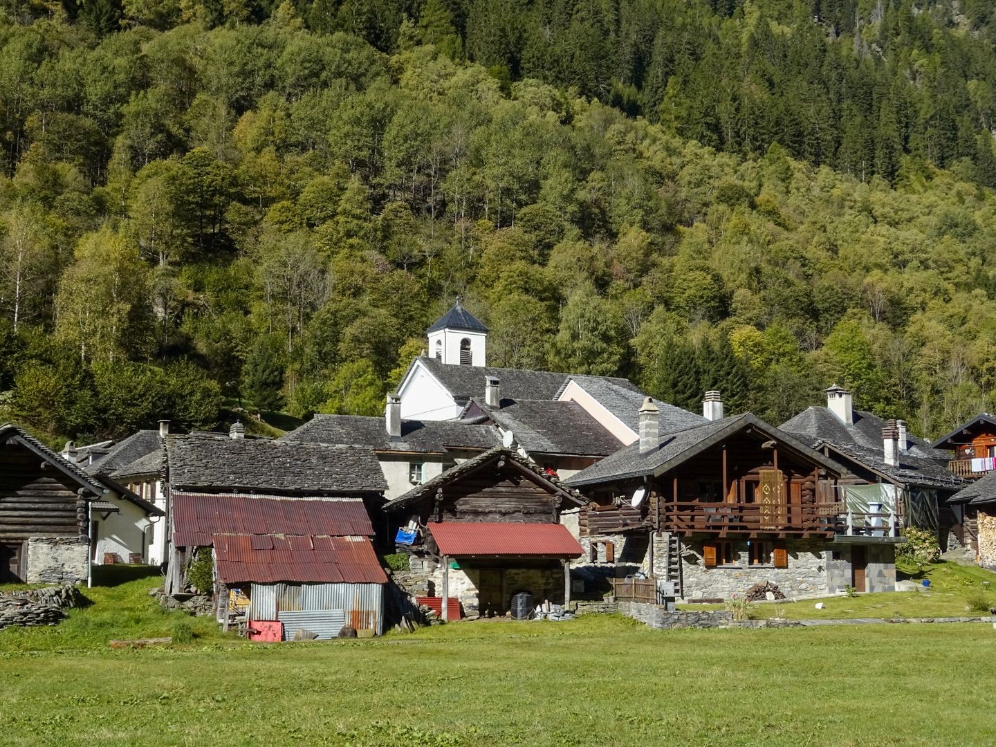 Le petit village d’Augio, en face d’une belle cascade