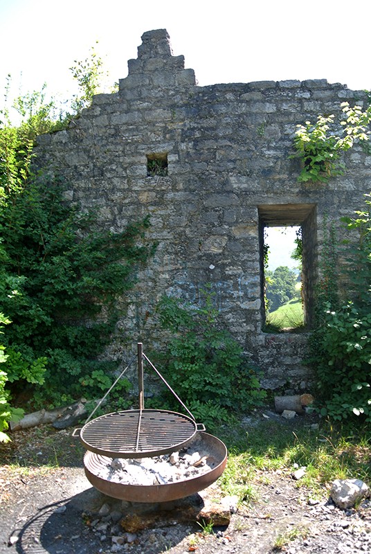 Le point fort de la randonnée: les grillades dans les ruines du Wartenberg.