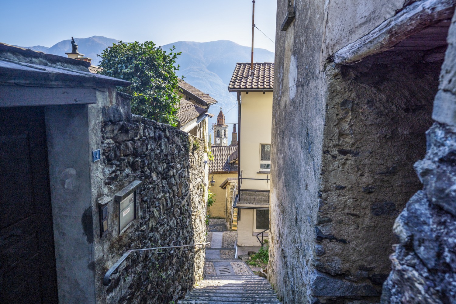 À Ronco, le bus pour Locarno attend déjà en bas de l’église. Photo: Wanderblondies