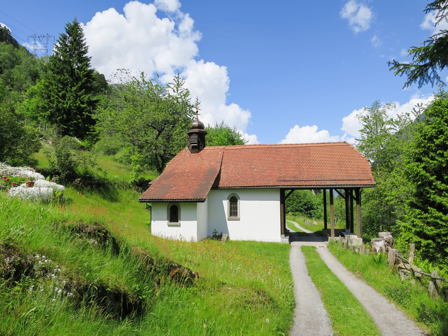 Kapelle am alten Saumweg bei Wattingen: blühende Wiesen, stille Wälder.