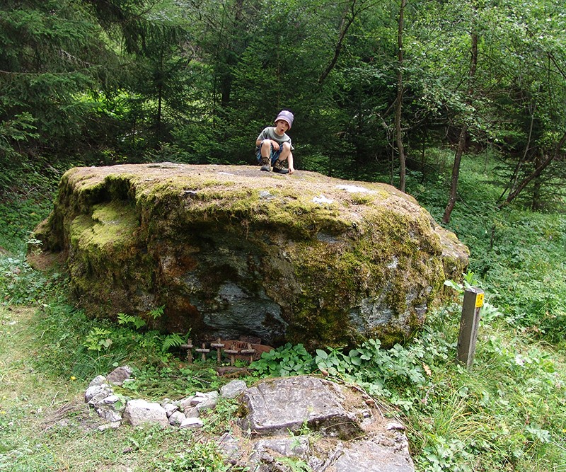 La Pierre des Enfants, sa mousse et son cimetière miniature.
Photo: Stéphane Cuennet