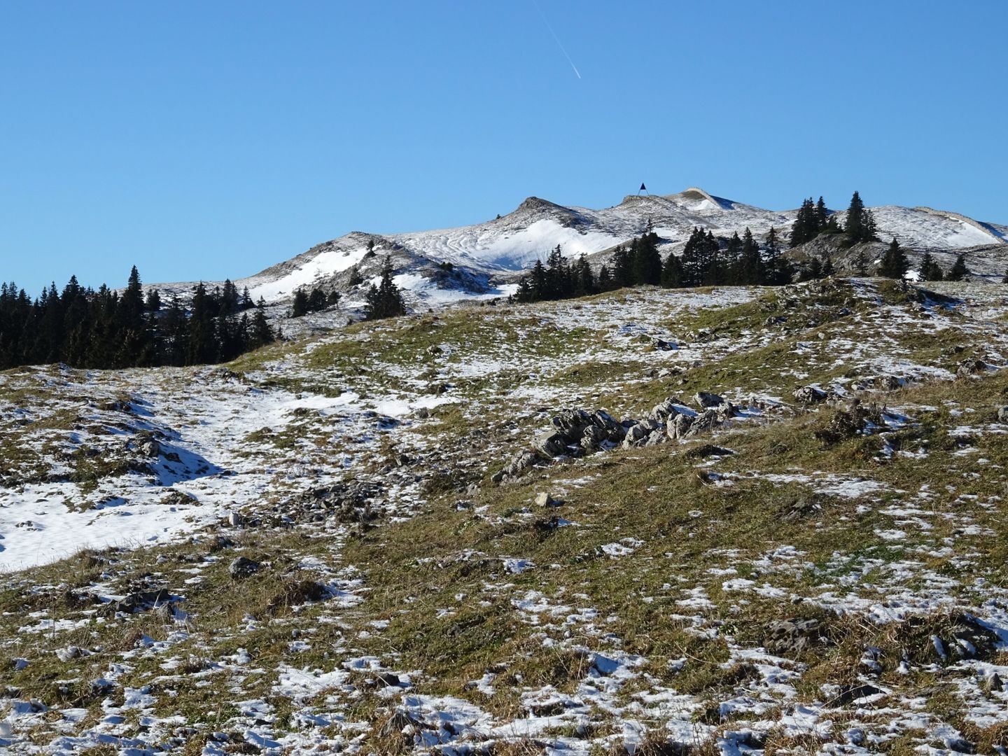 Herbstlich verschneiter Mont Tendre.