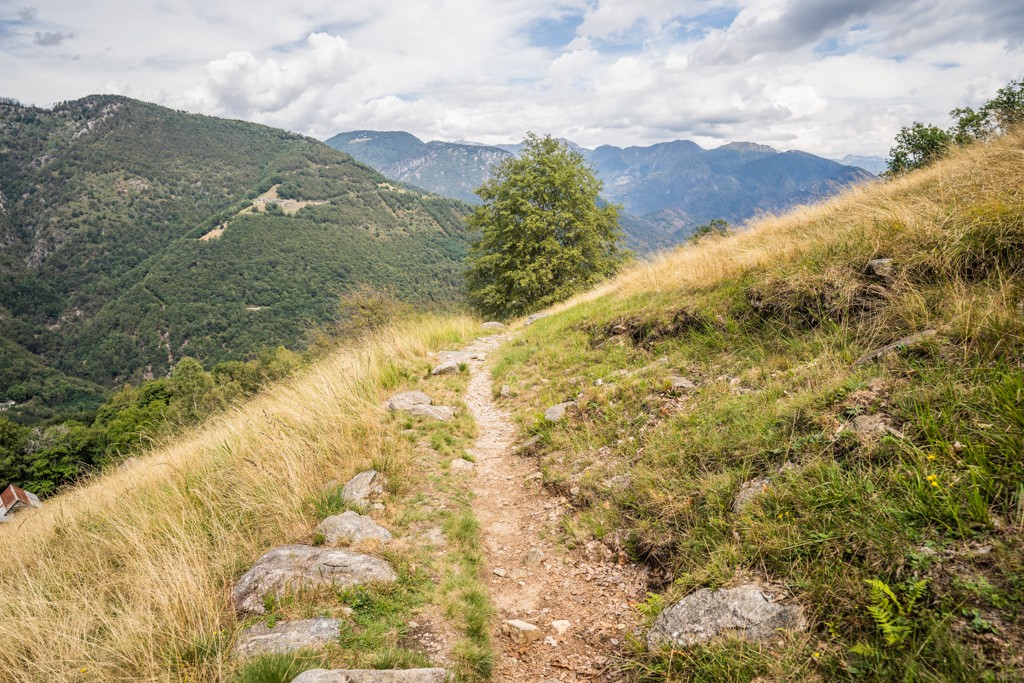 Il sentiero che da Rasa porta a Intragna con vista sulle bellissime Centovalli. Immagine: Wanderblondies