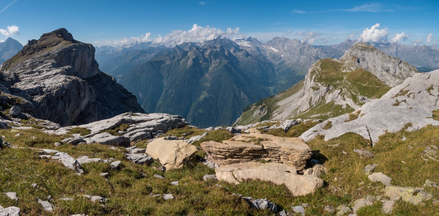 Unter dem Hoch-Fulen-Gipfel. Links der Rinderstock, rechts der Bälmeten.