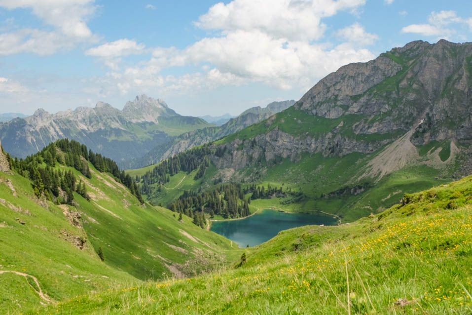 Der Lac Lioson, die türkisblauer Perle umringt von Bergen.