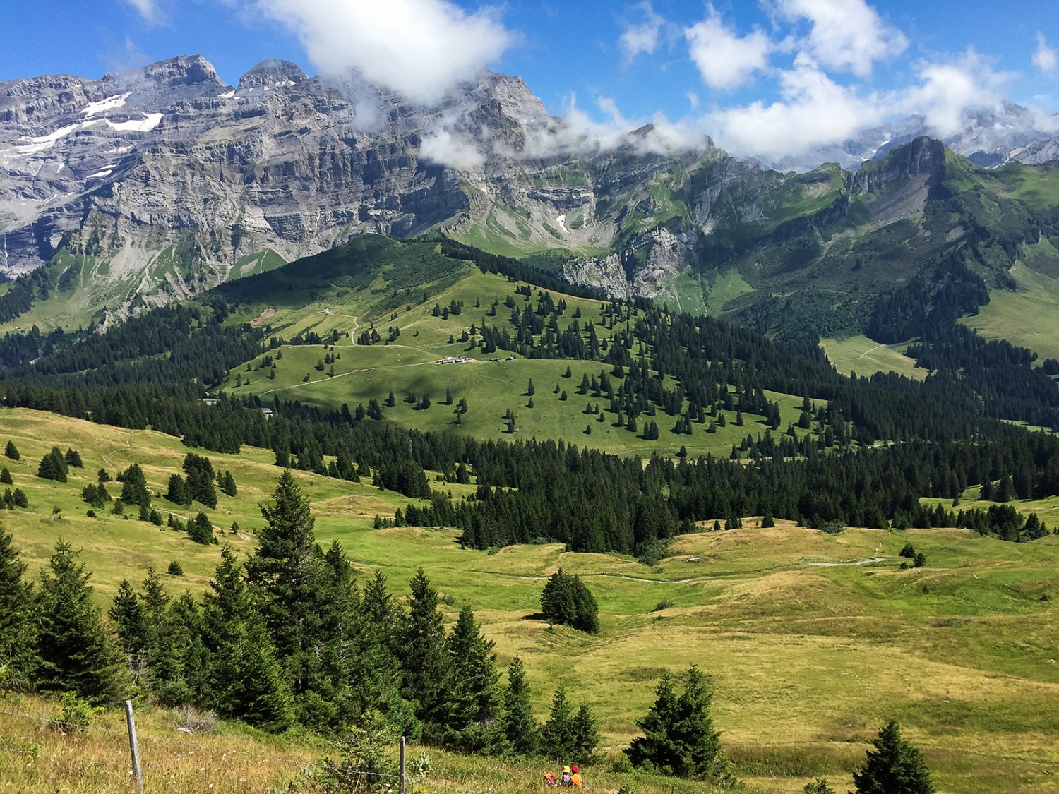 Une brève halte pour regarder le col de la Croix. Photo: Rémy Kappeler