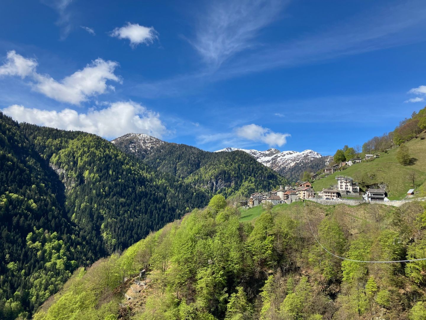 Das Aussteigerdorf Spruga, die letzte Siedlung vor der Grenze zu Italien.