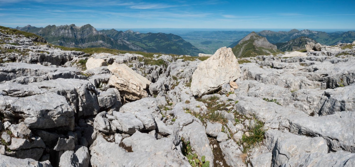 Kurz vor dem Schilt geht es über Karstfelder. Im Hintergrund die Linthebene um Benken SG.