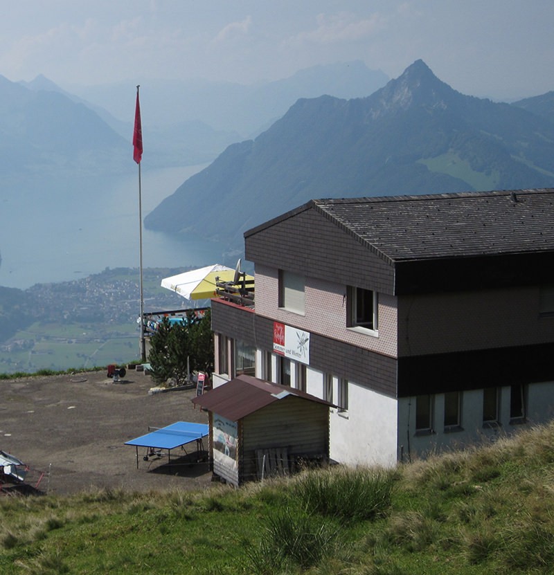 Von der Terrasse des Gasthauses Rotenfluh fällt der Blick auf den Vierwaldstättersee.