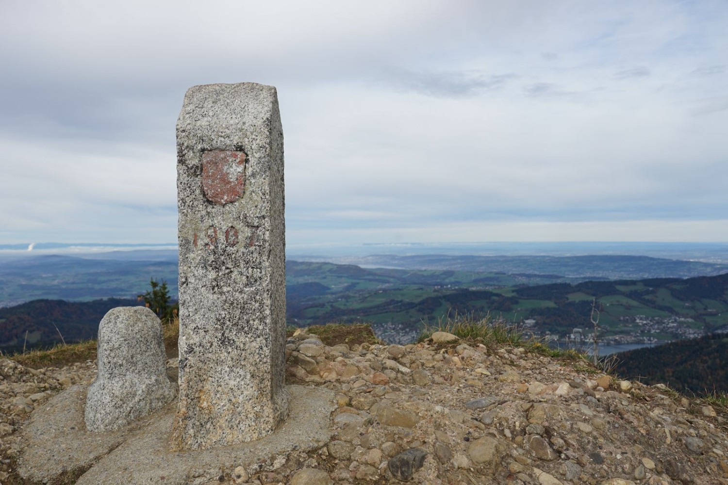 Le sommet du Wildspitz se trouve à la frontière entre les cantons de Schwyz et de Zoug.