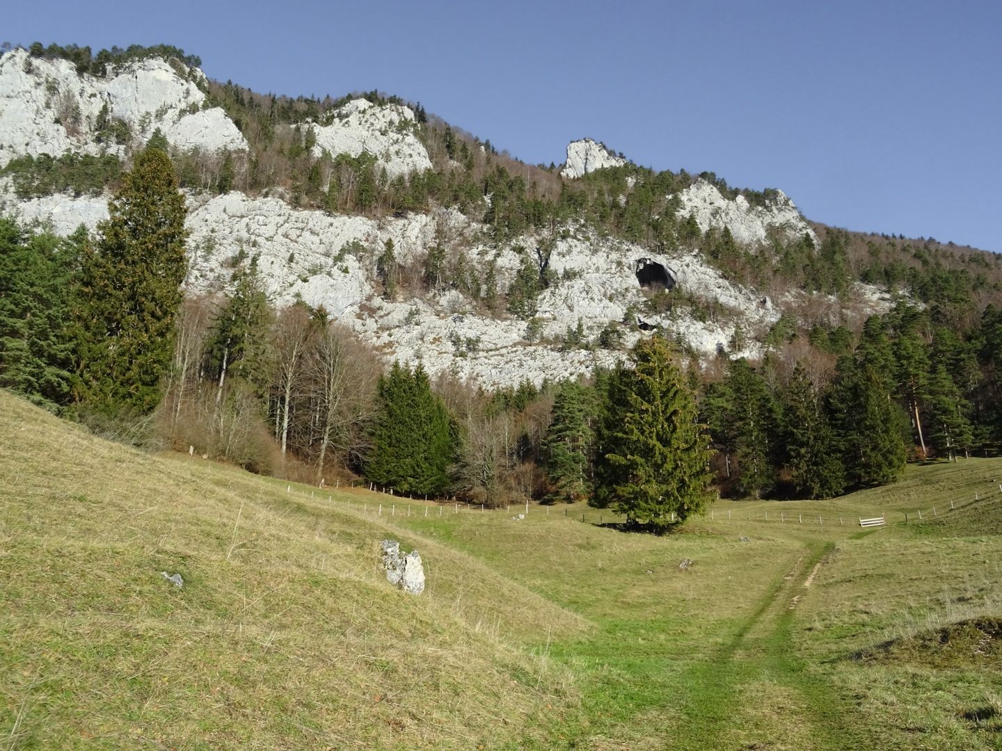 Der Aufstieg von Welschenrohr führt unterhalb des Bärenlochs vorbei.