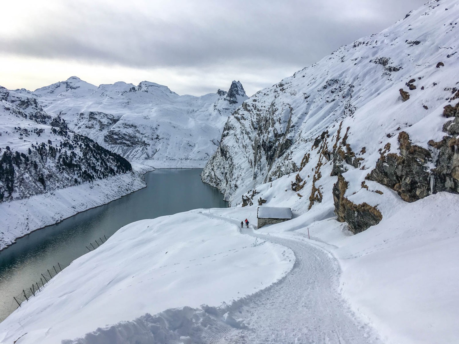 Schneeschuhe machen den Abstieg einfacher - sind aber auf dem gut präparierten Winterwanderweg nicht zwingend. Bild: Claudia Peter