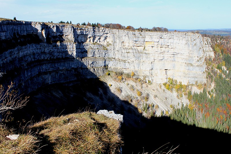 Der Wanderweg führt der Krete des Naturkessels entlang. Bilder: Miroslaw Halaba