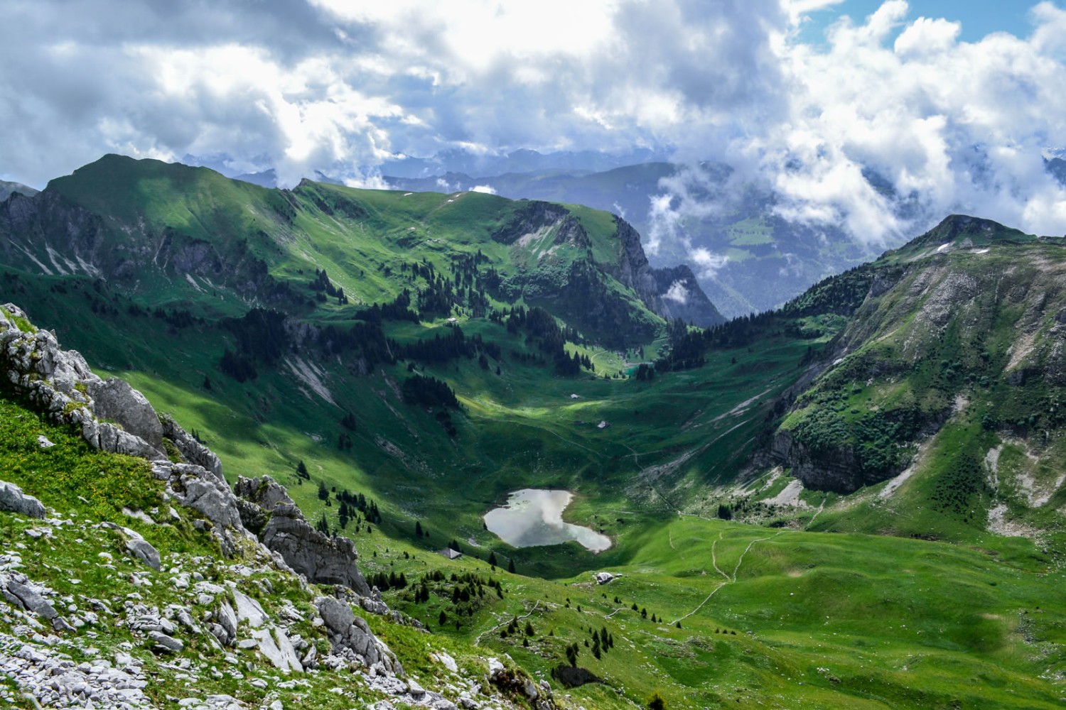 Vue plongeante sur le lac Hinterer Walopsee avec, en toile de fond, la vallée du Simmental. Photo: Sabine Joss