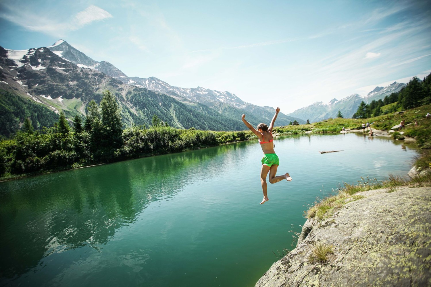 Il costume da bagno trova posto nello zaino per un tuffo nel lago Schwarzsee