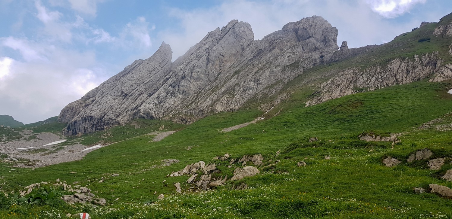 Während des Aufstiegs zum Mutschensattel bietet sich eine gute Sicht auf den beeindruckenden Gätterifirst.