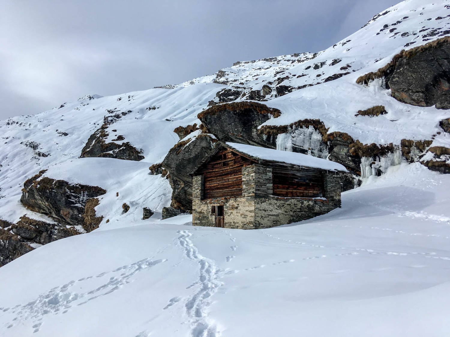 Idyllische Alphütten in Frunt. Bild: Claudia Peter