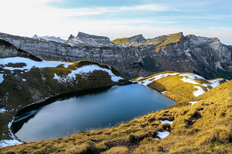 Urtümliche Berglandschaft am Sihlseeli, Pfannenstöckli, Schülberg, Fidisberg, Biet (v.l.n.r.). Bild: Andreas Sommer