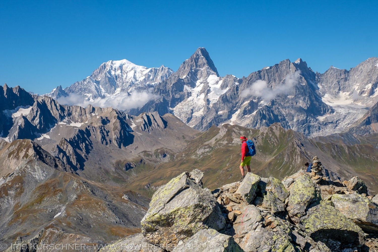 Fantastische Sicht auf dem Grenzkamm, kurz vor dem Gipfel der Pointe de Drône.