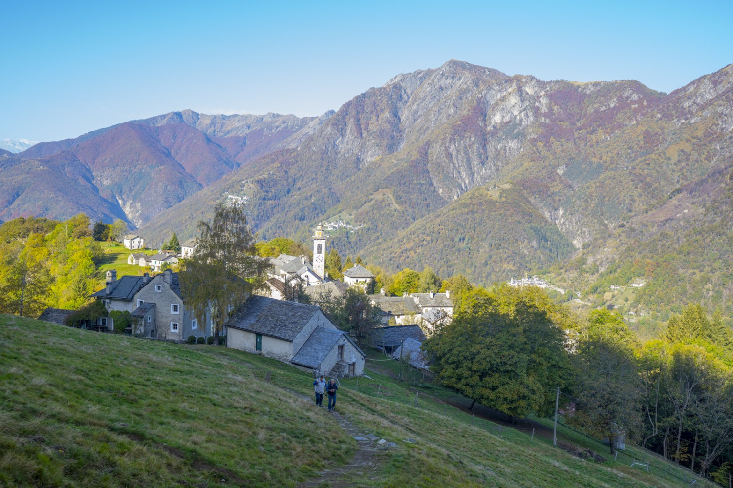 Dans la montée, peu après Rasa. En arrière-plan, les Centovalli. Photo: Wanderblondies