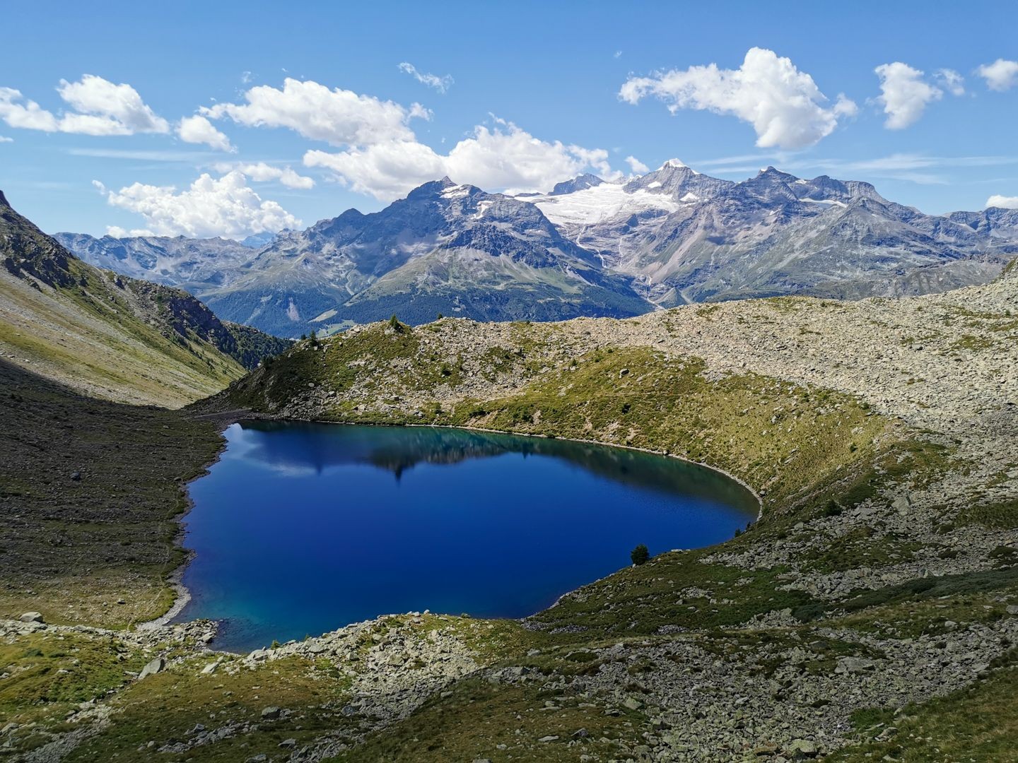 La montée en valait la peine. Vue sur le Lagh dal Teo inférieur. En face, le Piz Palü avec le Vadret da Palü (glacier du Palü).