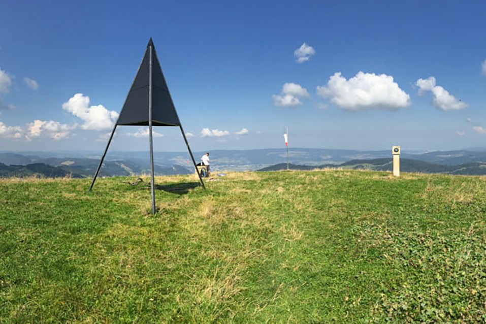 Alpage avec vue sur l’objectif du jour, la Hohe Winde, sur la troisième chaîne du Jura. Photos: Balz Rigendinger