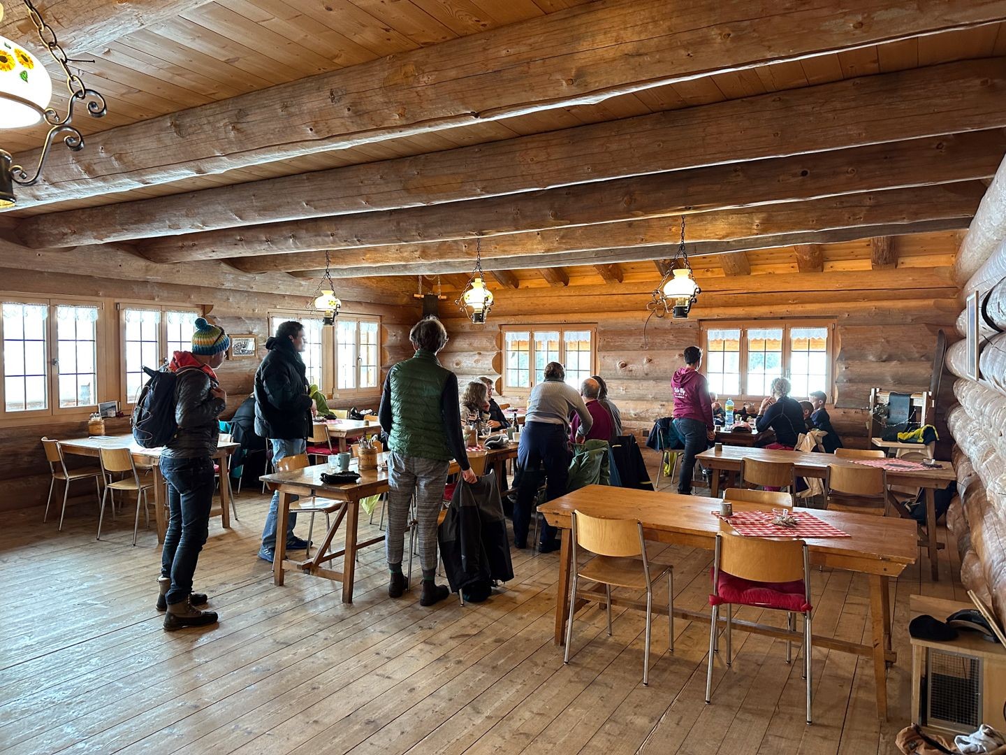 Die Alpstube Restaurant Site Alp, Sparemoos lockt mit gemütlich-rustikalem Ambiente und Käsefondue.