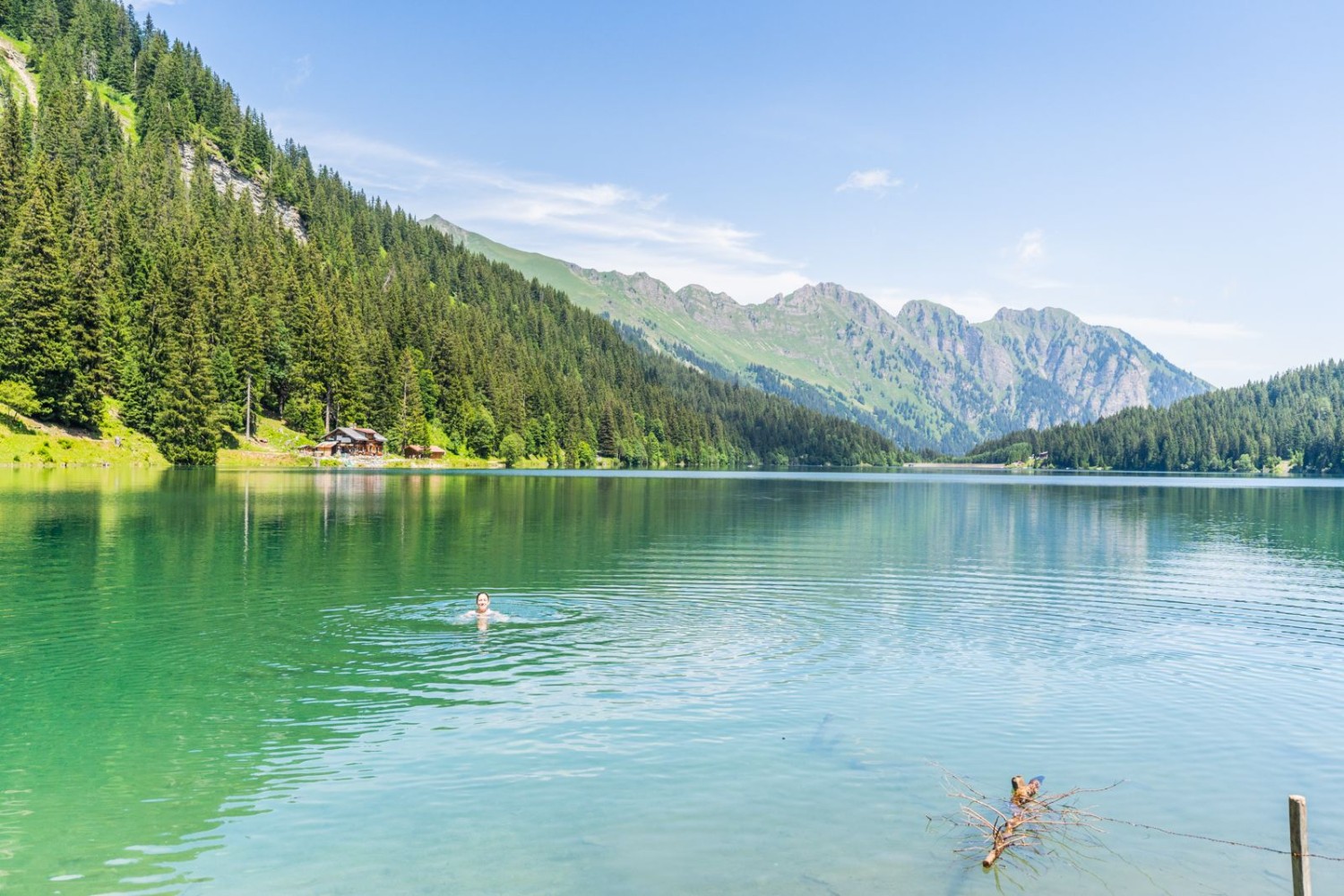 Ein Sprung in den Arnensee kühlt die vom Wandern aufgewärmten Muskeln.