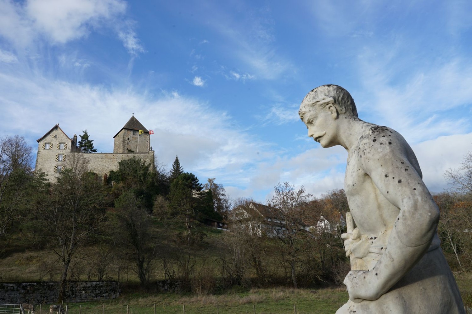 Au château d’Herblingen, des figures particulières encadrent le chemin.