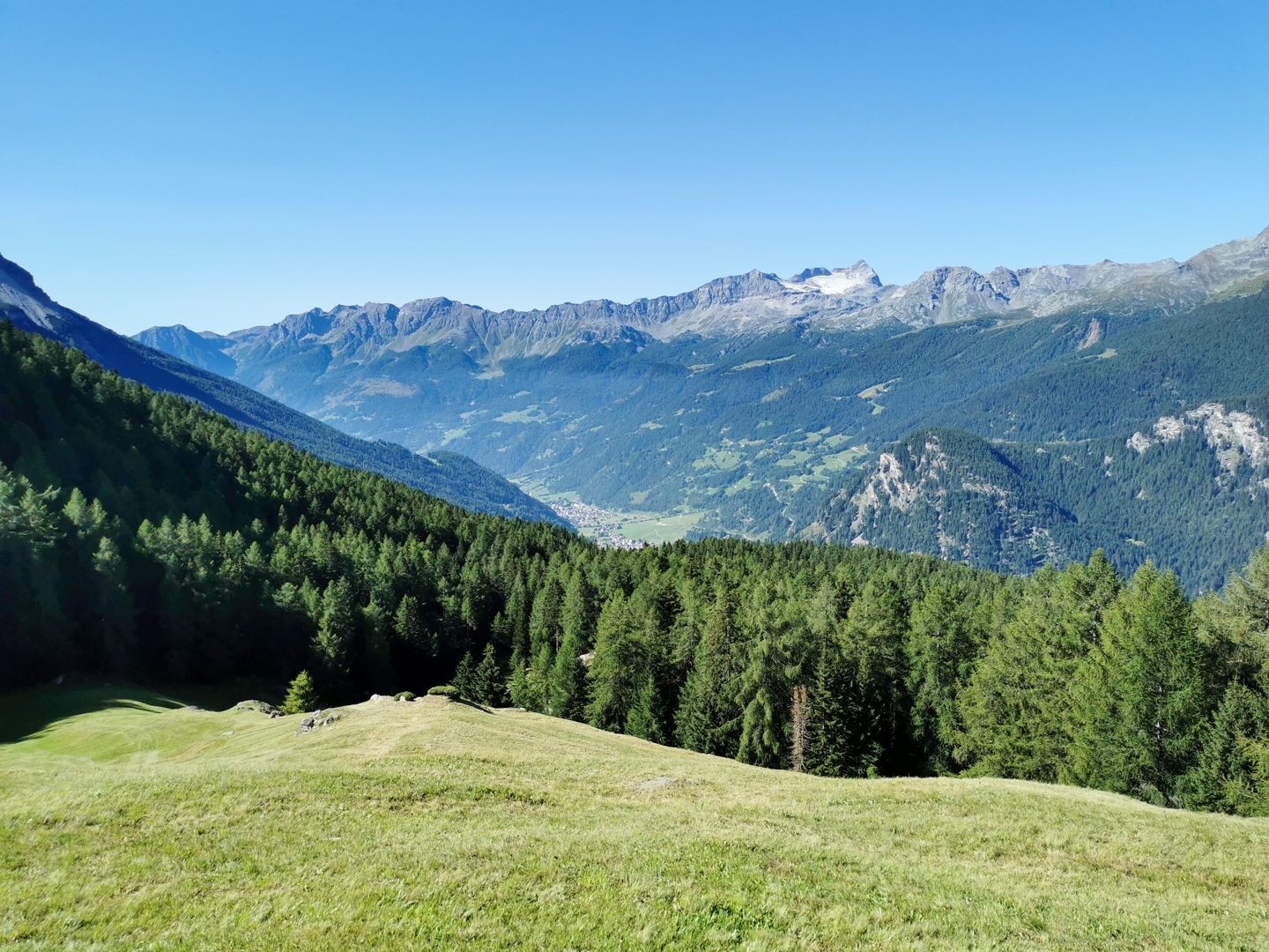 L’ascension est récompensée par une vue sur le Valposchiavo en contrebas.