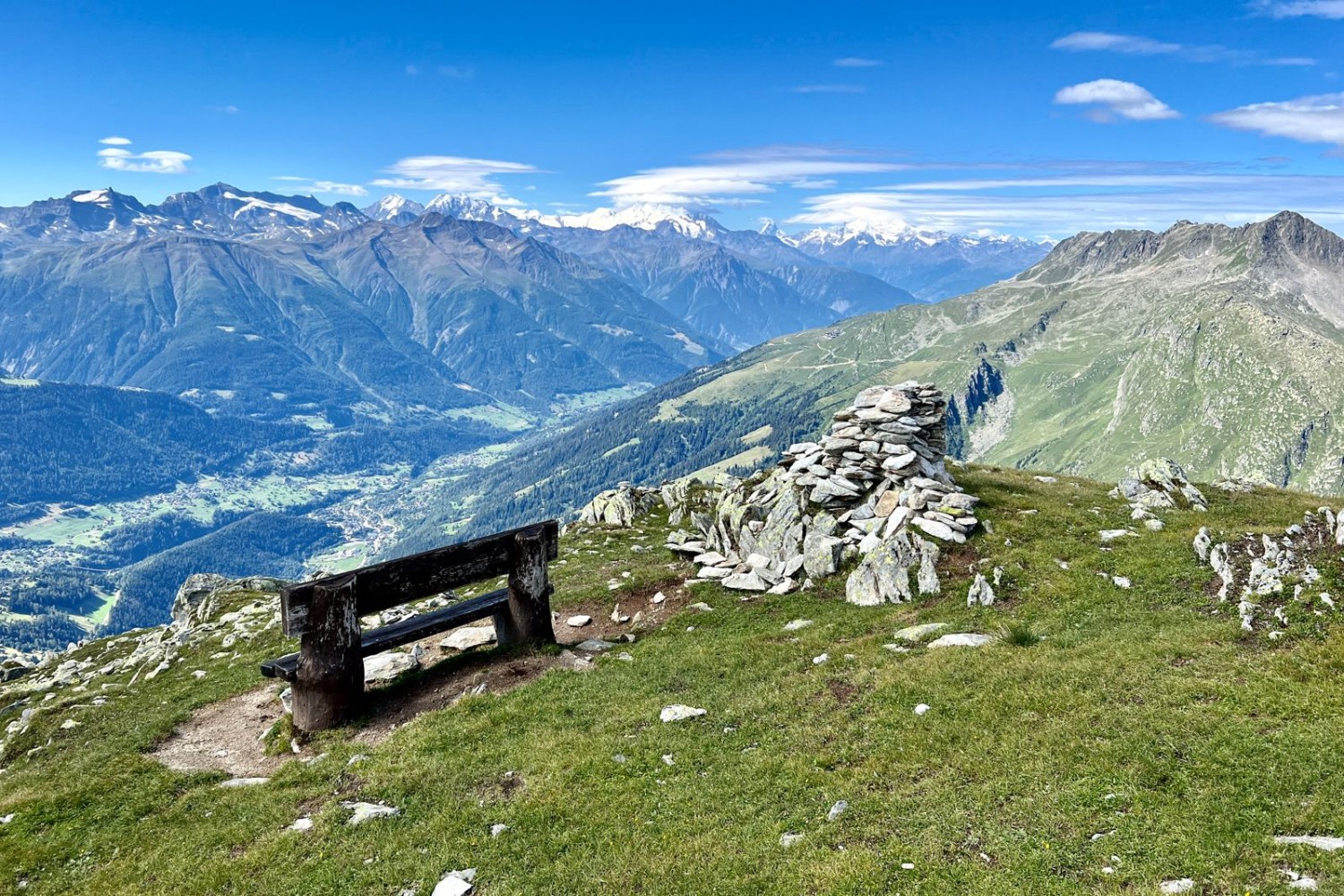 Der Aussichtspunkt Chüe mit seiner kleinen Bank.