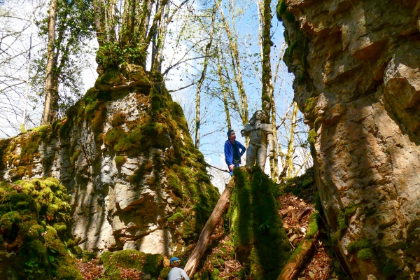 Den Grenzsteinen in der Ajoie nach