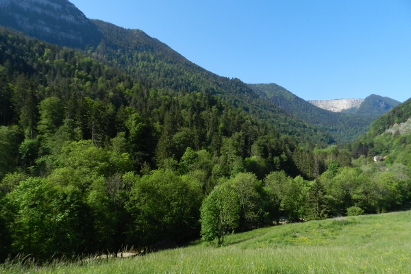 Historische Markierungen über der Areuse